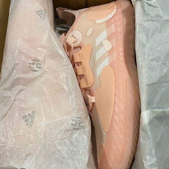 Athletic_Shoes